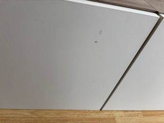 Mueble de salón blanco y madera