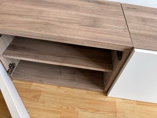 Mueble de salón blanco y madera