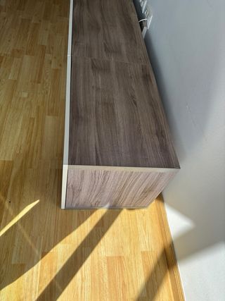 Mueble de salón blanco y madera