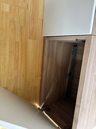 Mueble de salón blanco y madera