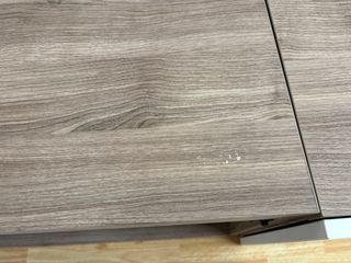 Mueble de salón blanco y madera