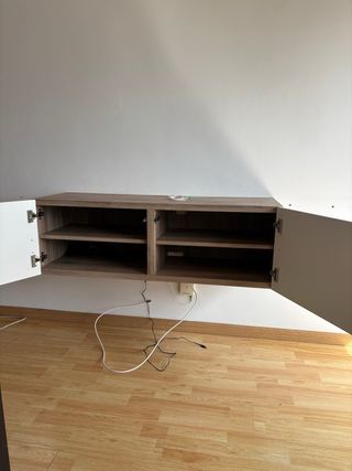 Mueble de salón blanco y madera