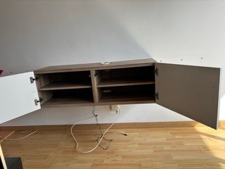 Mueble de salón blanco y madera