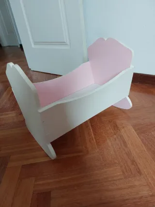 Cuna para muñecos rosa y blanca