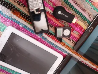 LOT TABLETS SAMSUNG-AIRPODS APPLE-NOKIA-CHROMECAST