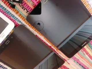 LOT TABLETS SAMSUNG-AIRPODS APPLE-NOKIA-CHROMECAST