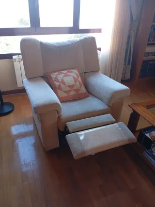 Sillón reclinable beige de tela