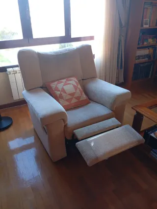 Sillón reclinable beige de tela