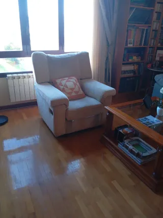 Sillón reclinable beige de tela