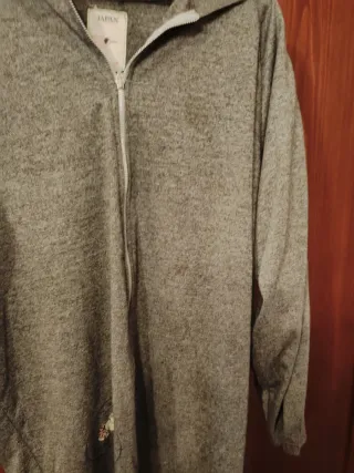 Blusa gris con cremallera y falda larga plisado