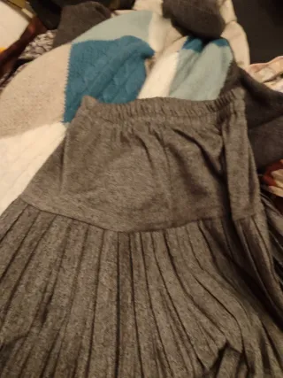 Blusa gris con cremallera y falda larga plisado