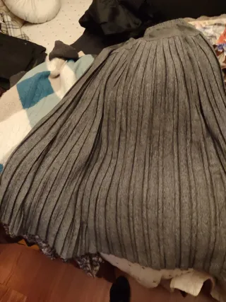 Blusa gris con cremallera y falda larga plisado