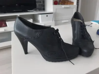 Botines de cordones negros