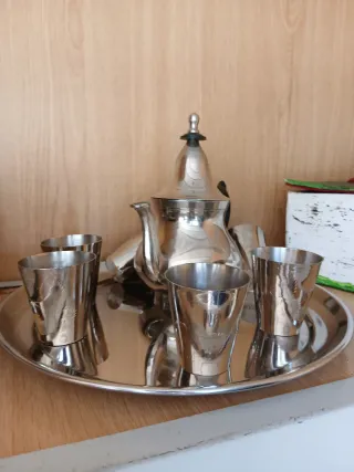 Bandeja de té y vasos metálicos