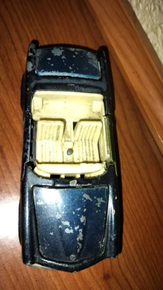 Coche de juguete antiguo