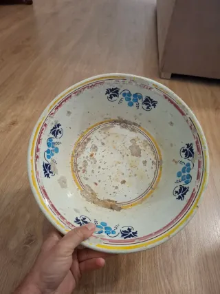 Antigua palangana con diseño floral