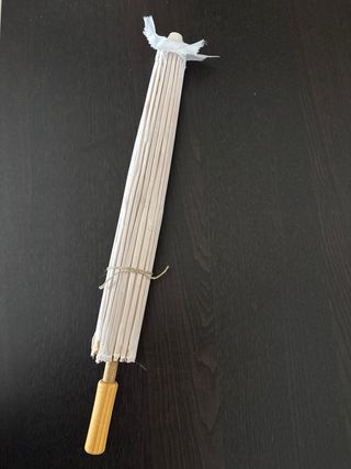 Sombrilla de papel blanca