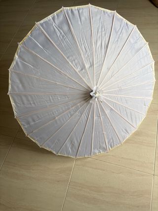 Sombrilla de papel blanca