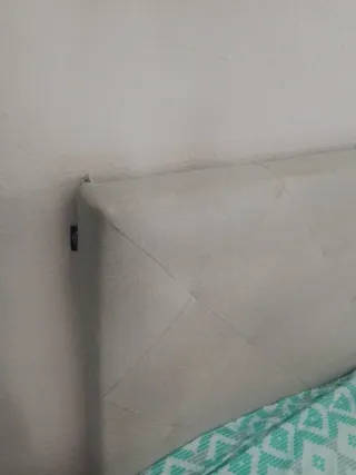 Cabecero de cama gris de tela