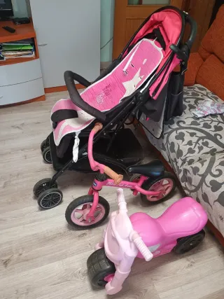 Cochecito rosa y moto/bicicleta sin pedales