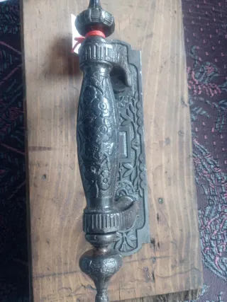 Tirador antiguo decorado