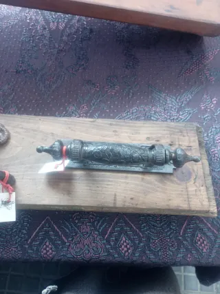 Tirador antiguo decorado