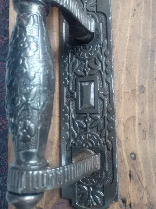 Tirador antiguo decorado