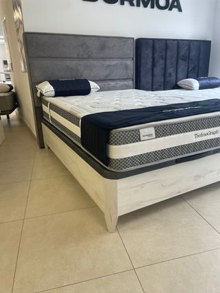 Colchón y canapé con patas