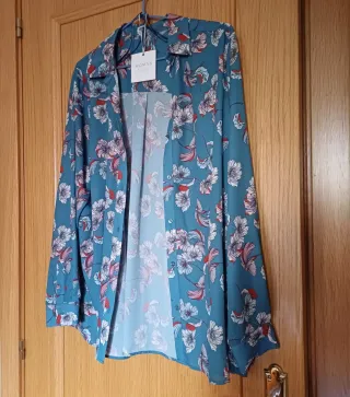 Blusa señora estampada, cuello camisero, nueva