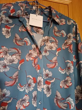 Blusa señora estampada, cuello camisero, nueva