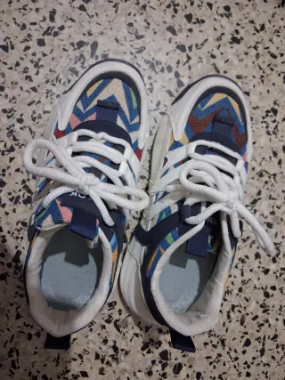 Zapatillas deportivas multicolor y blancas