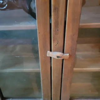 Alacena madera vintage con puertas de cristal