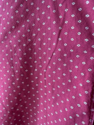 Camisa roja con puntos blancos