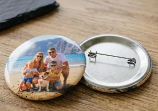 Chapas, llaveros e imanes, personalizados.