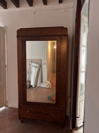 Armario de madera con espejo