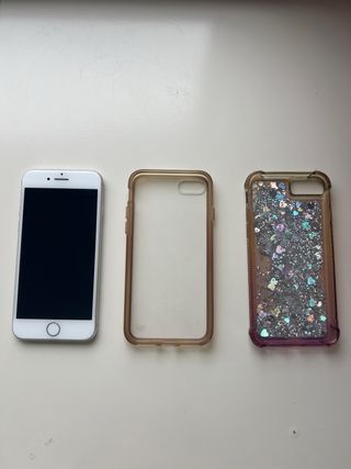 iPhone 8 blanco y plata con 2 fundas