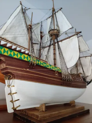 Maqueta de barco de madera