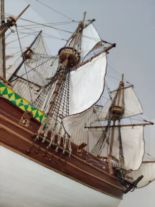 Maqueta de barco de madera