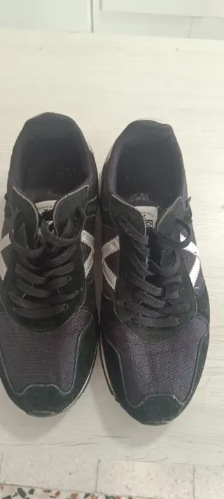 Zapatillas Munich Negras y Plateadas