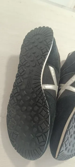 Zapatillas Munich Negras y Plateadas