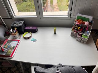 Cuna convertible en cama, cajones, mesa y estanter