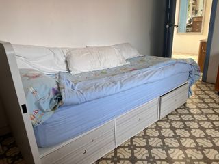 Cuna convertible en cama, cajones, mesa y estanter