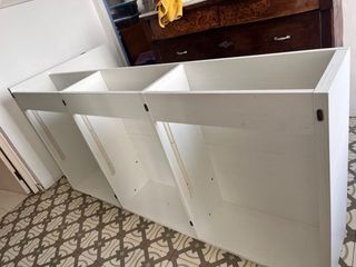 Cuna convertible en cama, cajones, mesa y estanter