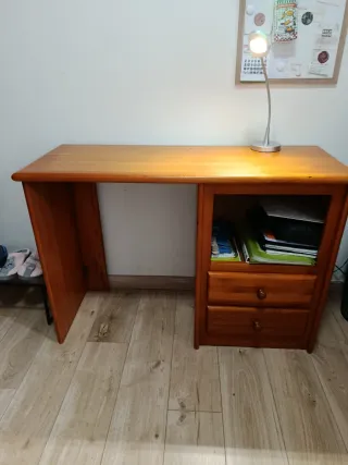 Escritorio de pino con dos cajones.