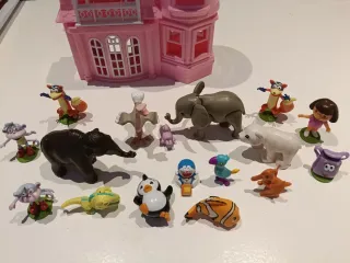 Lote de muñecos variados