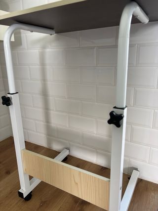 Mesa auxiliar regulable en altura