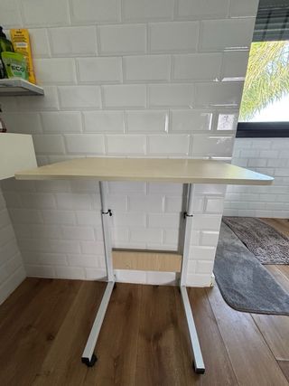 Mesa auxiliar regulable en altura