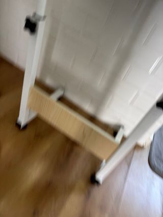 Mesa auxiliar regulable en altura