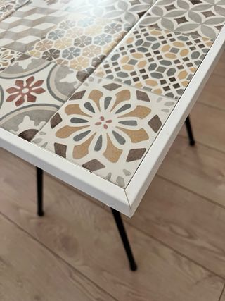 Mesa auxiliar decorativa cerámica y metal