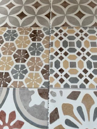 Mesa auxiliar decorativa cerámica y metal